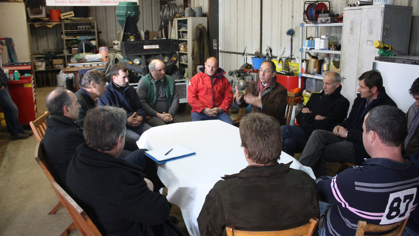 Discussion avec des agriculteurs dans une ferme de Celon dans l'Indre en octobre 2015