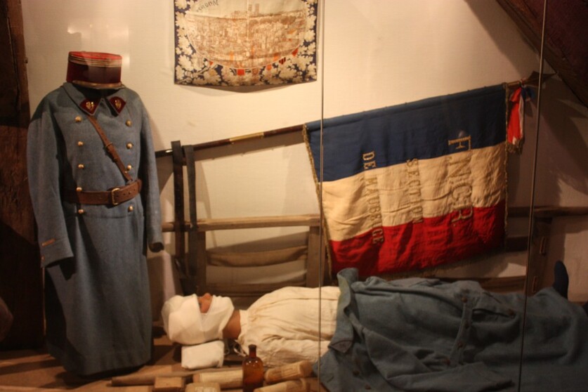 Affiche et uniformes dans le musée du corps de garde de la citadelle de Vauban